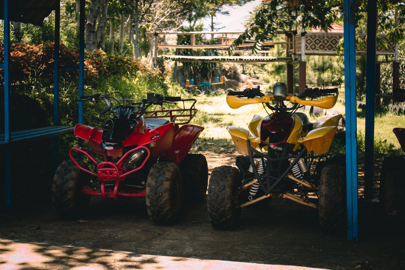 Du CFMOTO keturračiai pavėsyje prie miško
